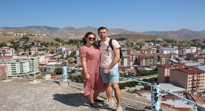 Hollandalı turistler Oltu'ya hayran kaldı 